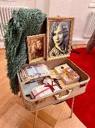 Ein geöffneter Koffer mit Schriftstücken und Bildern von Paula und Norman